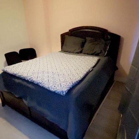 Private Double Bed Room Only With Balcony In Apartment Rotterdam Bagian luar foto