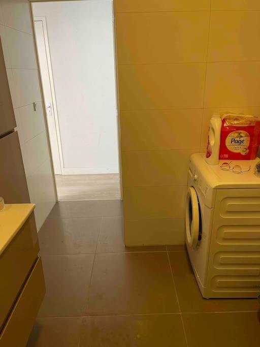 Private Double Bed Room Only With Balcony In Apartment Rotterdam Bagian luar foto