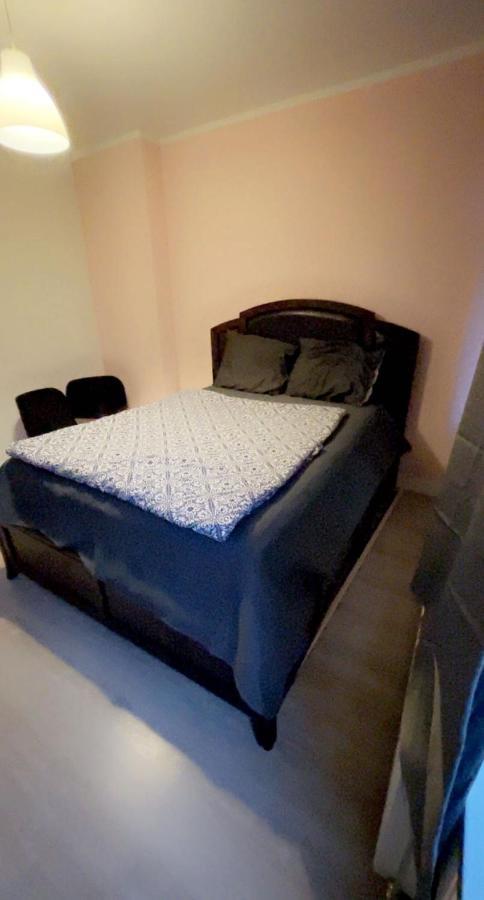 Private Double Bed Room Only With Balcony In Apartment Rotterdam Bagian luar foto