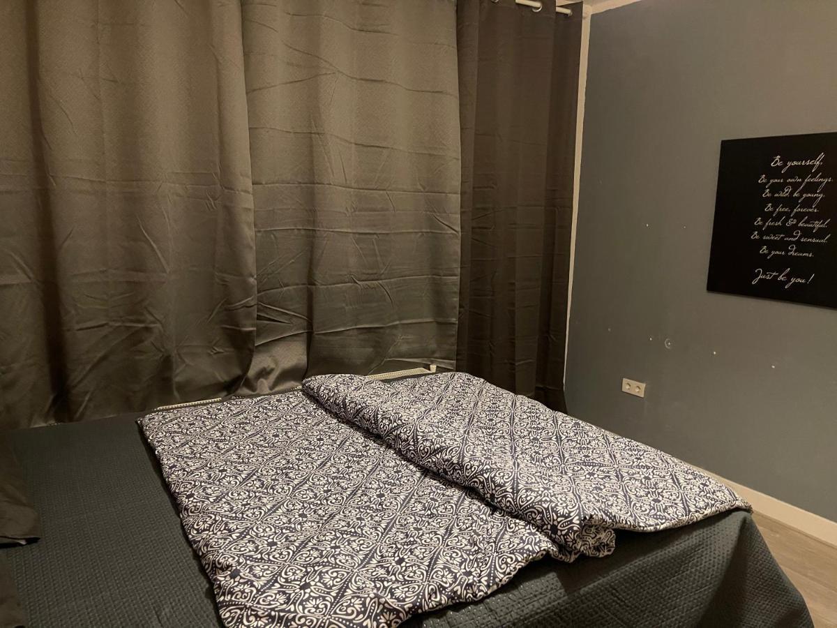 Private Double Bed Room Only With Balcony In Apartment Rotterdam Bagian luar foto